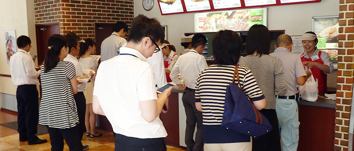 写真：混雑した店内