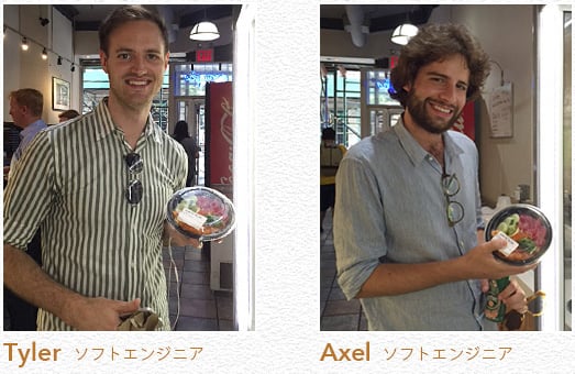 写真:手にアヒポケ丼を持っているTyler (ソフトエンジニア)と、同じくアヒポケ丼を持つAxel(ソフトエンジニア)