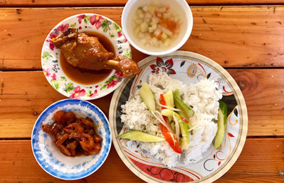 写真:スープ、野菜が上に乗っているご飯、骨つき鶏の煮込み