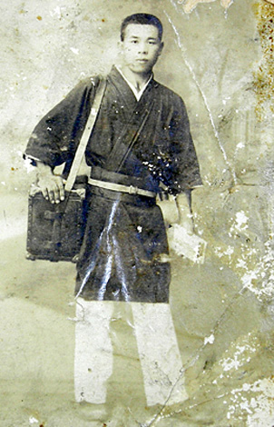 写真：売薬人の姿