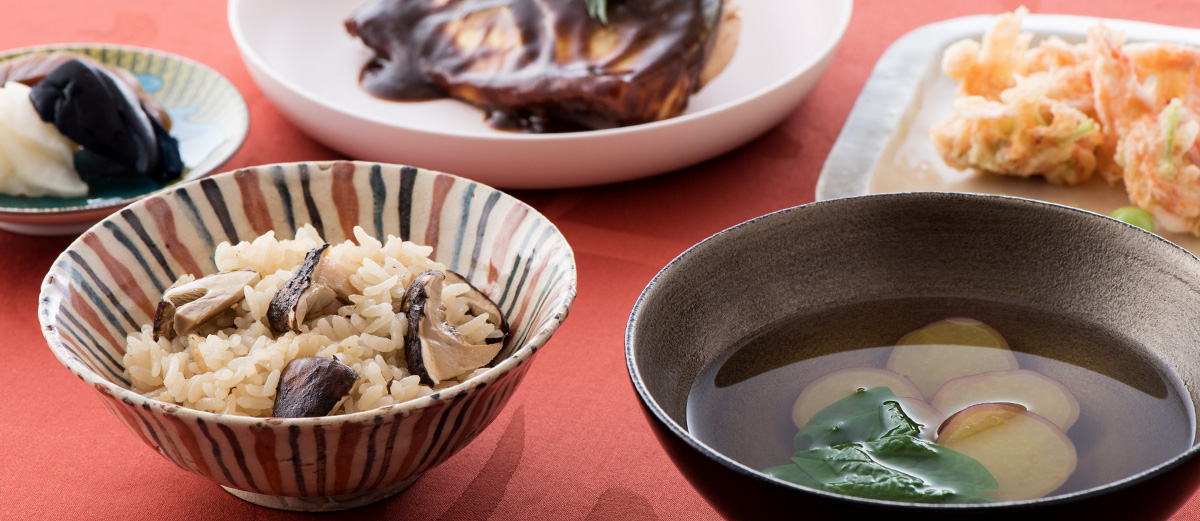 照片:2018年 秋季定食、京都风味青花鱼味噌煮、油炸小蝦與蔬菜 佐以銀杏、松茸飯、甘藷與皇宮菜清湯、醬菜 奈良漬、蘿蔔、茄子